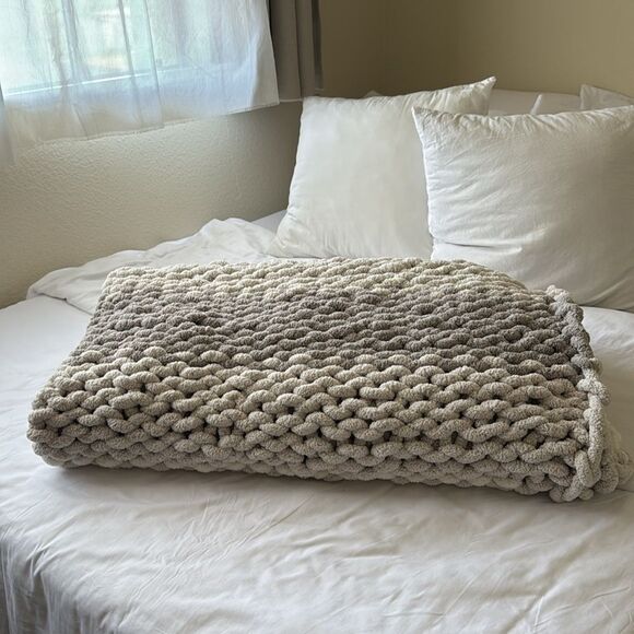 Hiatus | Chunky Knit Blanket Hand Crafted Crochet - Picture 1 of 8